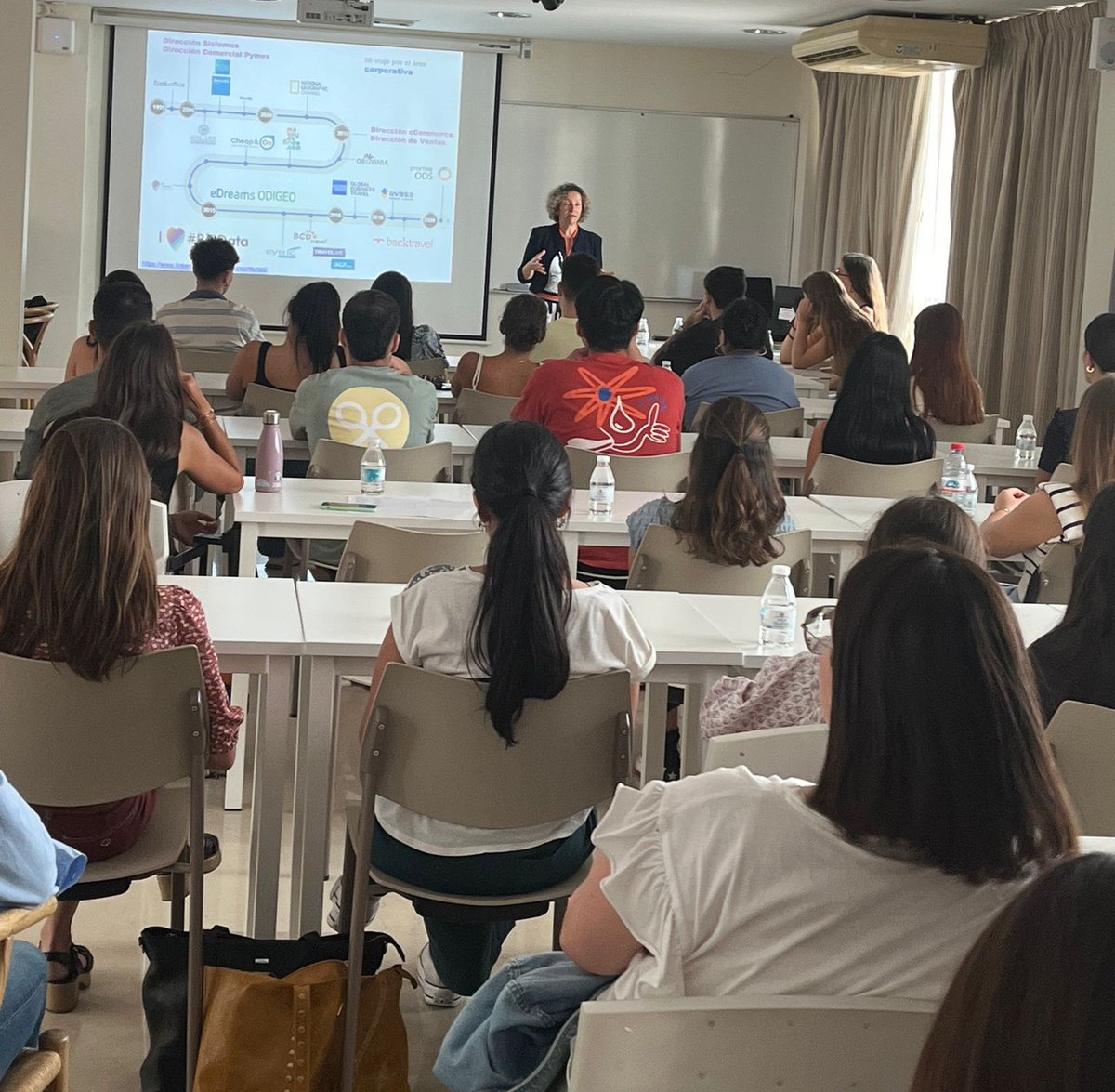 CatedraMetropol's tweet photo. 👉Los directivos de @avoristravel, @MarMunyoz y Francisco Álvarez, han compartido con los alumn@s de #XJornadasCatedra dos interesantes talleres sobre diseño y comunicación de negocios en @FceyeUs.
🙌😍Una oportunidad única de aprender de dos grandes profesionales del #turismo https://t.co/wsFSCCiJeW