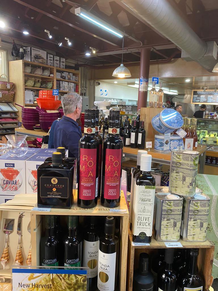 collietruschi's tweet photo. Colli Etruschi in tour negli #StatiUniti:  2ª Tappa a #LosAngeles. 

Il nostro E.V.O. Olio di Roma I.G.P. al Monsier Marcel Gourmet Market di Los Angeles.

#collietruschi #blera #olioevo #extraverginedoliva https://t.co/L0XRDZhKbq