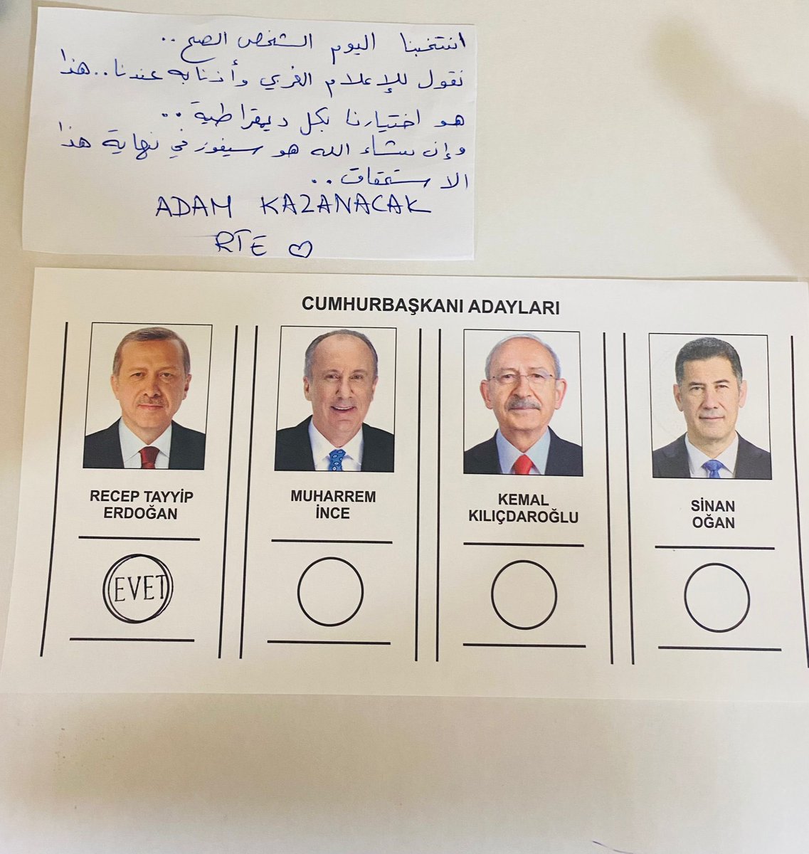 Hamza_tekin2023's tweet image. مواطن تركي يشارك، قبل قليل، في الانتخابات الجارية في السفارة التركية في الكويت ويرسل لنا هذه الصورة مع هذه الرسالة:

انتخبنا اليوم الشخص الصح..
نقول للإعلام الغربي وأذنابه عندنا.. هذا هو اختيارنا بكل ديمقراطية..
وإن شاء الله هو سيفوز في نهاية هذا الاستحقاق..
ADAM KAZANACAK