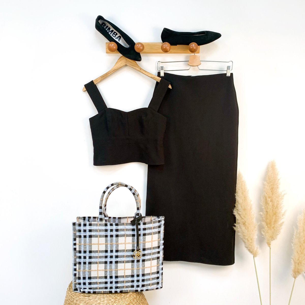 ¡Feliz viernes! ❤ Os dejamos un look súper femenino con una falda midi, ¡un must esta temporada!✨ Hazte con las mejores prendas #secondhand con descuentos de hasta el 80% en 👉 micolet.com ♻

#ootd #segundamano #modasostenible