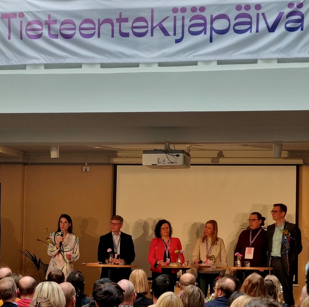 Mielenkiintoista keskustelua tieteentekijöiden #työhyvinvointi'sta ja #työura'sta #tieteentekijäpäivä'ssä. Tuoreen #barometri'n mukaan  työhyvinvointia heikentää liiallinen #työmäärä. Toisaalta olemassa monia #voimavara'tekijöitä.