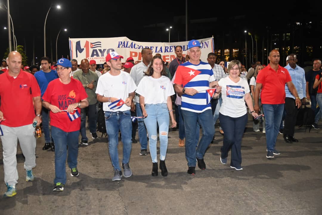 El Primer Secretario del CCPCC y Presidente de la República de #Cuba, @DiazCanelB encabeza, en cuadro apretado la marcha de los trabajadores del Palacio de la Revolución hasta el Malecón habanero para celebrar el Día Internacional de los trabajadores. #ALaPatriaManosYCorazón