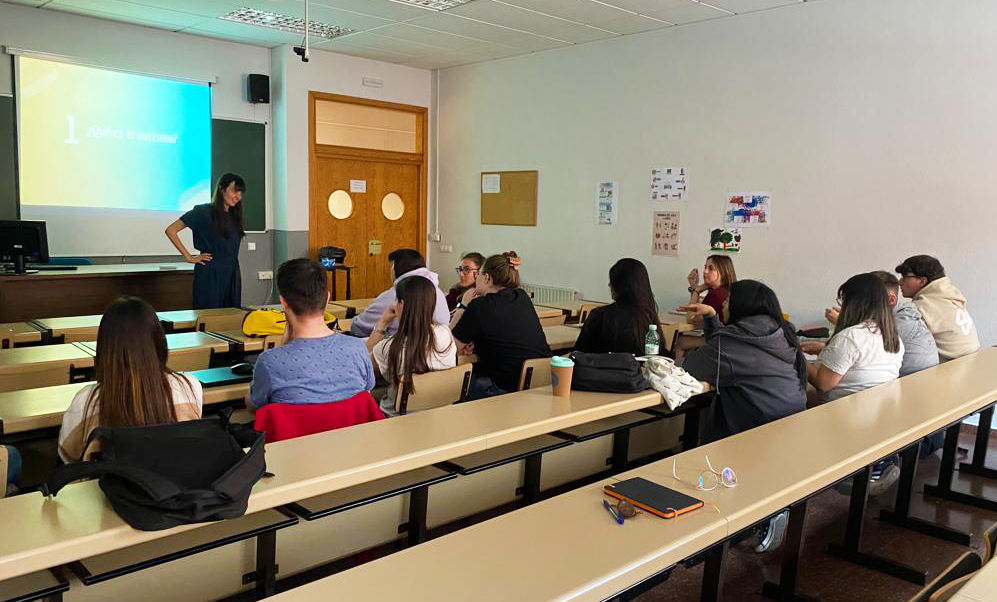 🔵En la tarde de ayer, nuestra compañera María Merino compartió con el alumnado de 1° de Educación Infantil de <a href="/UBUEstudiantes/">Universidad Burgos</a> , en la asignatura de Sociología de la Educación, tiempo y espacio para acercar la realidad de niños y niñas con #autismo #TEA

@autismoburgos