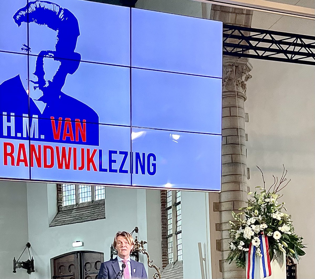 Vrijheid vraagt om verbinding met de ander. Vraagt om de dialoog. Laten we streng zijn op die richting en wat vergevingsgezinder waar het even fout gaat. 5 mei de dag om wezenlijk hierover te spreken. Prachtige Van Randwijk lezing door <a href="/kimputters/">Kim Putters</a>