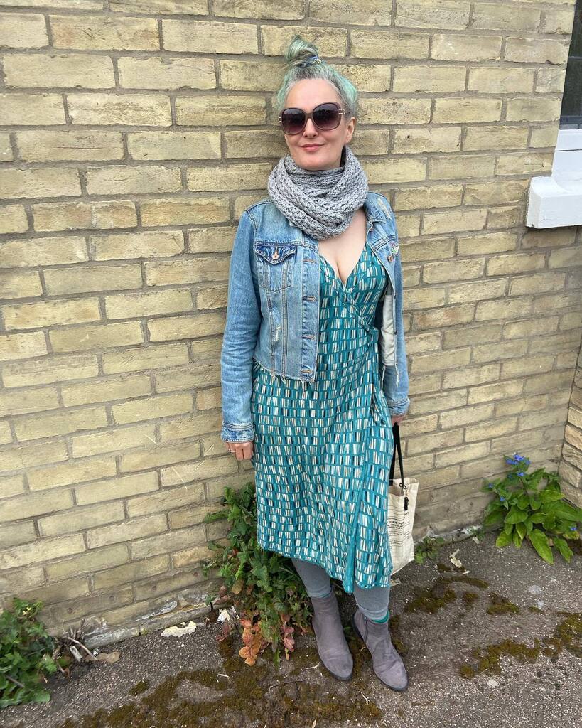 It’s that awkward time of year when it’s often colder or warmer out than it looks. I wore this to go and vote and ended up removing the scarf because it was too warm. #ootd #whatiwore instagr.am/p/Cr2wnMBIs55/