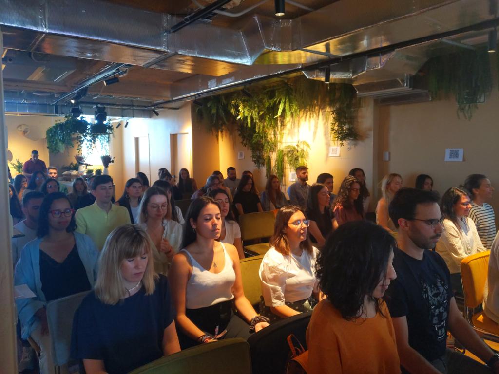 i_republica's tweet photo. 🧘♀️ ¡Empezamos con la sesión de #Wellness! Gracias a @cometmeetings
#IRFest https://t.co/o3YPYyUAUX
