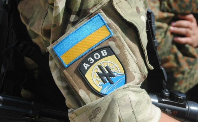 antropov15's tweet photo. UA_struggle: RT @ACRains: Бонусний факт для уважних. На шевроні батальйону АЗОВ не звичайний прапор України, а перевернутий (жовто-синій).

Це свідомий крок - таким чином бійці в 2014 показували, що готові воювати навіть без підтримки з боку держави. https://t.co/UU1lNyI5L5
