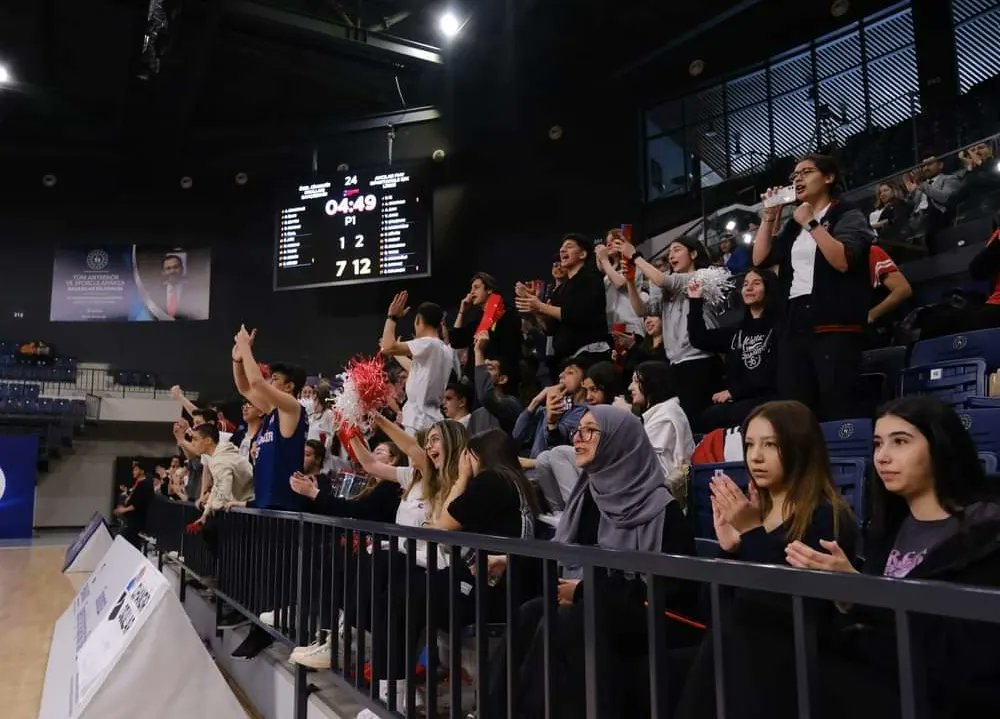 İstanbul İl Milli Eğitim Müdürlüğünün ve Başakşehir Belediyesinin ortaklaşa düzenlediği 2022 İstanbul Gençlik Oyunları çerçevesinde Liseler Arası Basketbol Turnavısında 3. olduk. Takımda ter atan öğrencilerimize ve onları hazırlayan öğretmenimizin başarılarının devamını diliyoruz