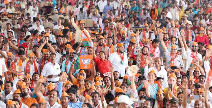 BJP4Karnataka's tweet photo. ಗಣಿನಾಡಿನಲ್ಲಿ ಮೋದಿ ಮೋಡಿ.

ಬಳ್ಳಾರಿಯಲ್ಲೂ ಅರಳಲಿದೆ ಕಮಲ, ಗೆಲ್ಲಲಿದೆ ಕರ್ನಾಟಕ - ಜನಸಾಗರದ ಈ ಬಾರಿಯ ನಿರ್ಧಾರ ಬಹುಮತದ ಬಿಜೆಪಿ ಸರ್ಕಾರ. 

#ModiWinningKarnataka #PoornaBahumata4BJP #BJPYeBharavase #BJPWinningKarnataka #DoubleEngineSarkara 
1/2 https://t.co/BTPONlYusY