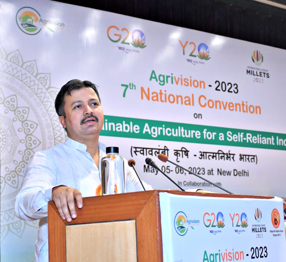 AgrivisionOrg's tweet photo. "स्वावलंबी कृषि-आत्मनिर्भर भारत" विषय पर नास कॉमप्लेक्स दिल्ली में आयोजित किये जा रहे एग्रीविजन के 7वें राष्ट्रीय सम्मेलन के उद्घाटन समारोह में मुख्य अतिथि के रूप में माननीय श्री @KailashBaytu जी, केंद्रीय राज्य मंत्री, कृषि एवं किसान कल्याण मंत्रालय, भारत सरकार https://t.co/Dmbx7TEtkU
