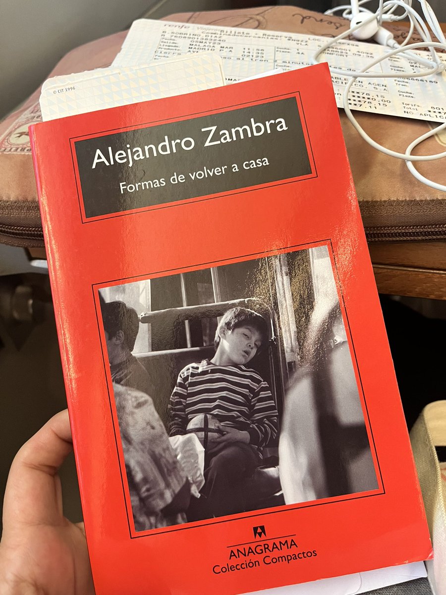 beasobrino_d's tweet photo. Un poquito de ternura “en marcha”. #onboard #viajesentren #alejandrozambra #formasdevolveracasa #odesalirdeella #anagrama #compactos #Madriz https://t.co/7BypIZGMoA