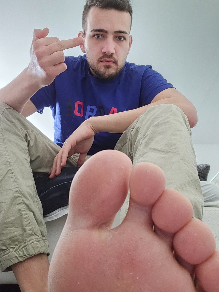 Cashmaster_lh's tweet photo. Sieh mal zu das du sendest du beta! Einer wartet schon im keller darauf heute abend wieder um 22 uhr raus gelassen zu werden. Du könntest der nächste sein, der nackt mit benutzten socken im Mund unten wartet wieder raus gelassen zu werden!

#Cashmaster #feetfethish https://t.co/HfzWdOKumF