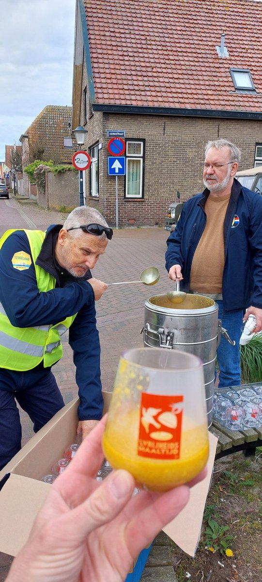 Rondrit oude legervoertuigen op #Texel. Bevrijdingssoep in de dorpen uitgedeeld door <a href="/Tinustweep/">Tinus</a> en <a href="/VeteranenTexel/">Stichting Veteranen Texel</a>