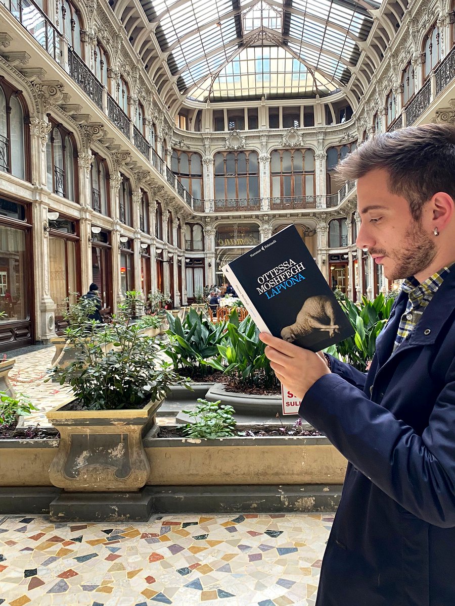 ragazzochelegge (@mik_1994) on Twitter photo Dai salotti radical chic ai villaggi medievali, dalla narrativa alla satira: un po' #GOT, un po' Lanthimos, #Lapvona (edito <a href="/feltrinellied/">Feltrinelli Editore</a>) mostra una #OttessaMoshfegh inedita. E, per questo, crudelmente divertente. La recensione è sul blog: diariodiunadipendenza.blogspot.com/2023/05/recens… Dai salotti radical chic ai villaggi medievali, dalla narrativa alla satira: un po' #GOT, un po' Lanthimos, #Lapvona (edito <a href="/feltrinellied/">Feltrinelli Editore</a>) mostra una #OttessaMoshfegh inedita. E, per questo, crudelmente divertente. La recensione è sul blog: diariodiunadipendenza.blogspot.com/2023/05/recens…