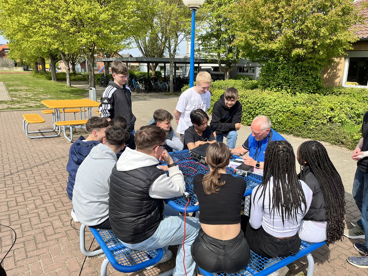 _jauch's tweet photo. #Europatag der Schulfunkstationen @rscalberlah feat. @DARC_WOLFSBURG
#CQ mit einer anderen deutschen #MintSchule. #GauszSchule #MINTnds #STEAM @NiedersachsenME @NMStiftung https://t.co/0RBS44BBRY