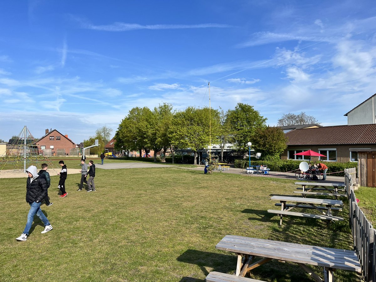 _jauch's tweet photo. #Europatag der Schulfunkstationen @rscalberlah feat. @DARC_WOLFSBURG
#CQ mit einer anderen deutschen #MintSchule. #GauszSchule #MINTnds #STEAM @NiedersachsenME @NMStiftung https://t.co/0RBS44BBRY