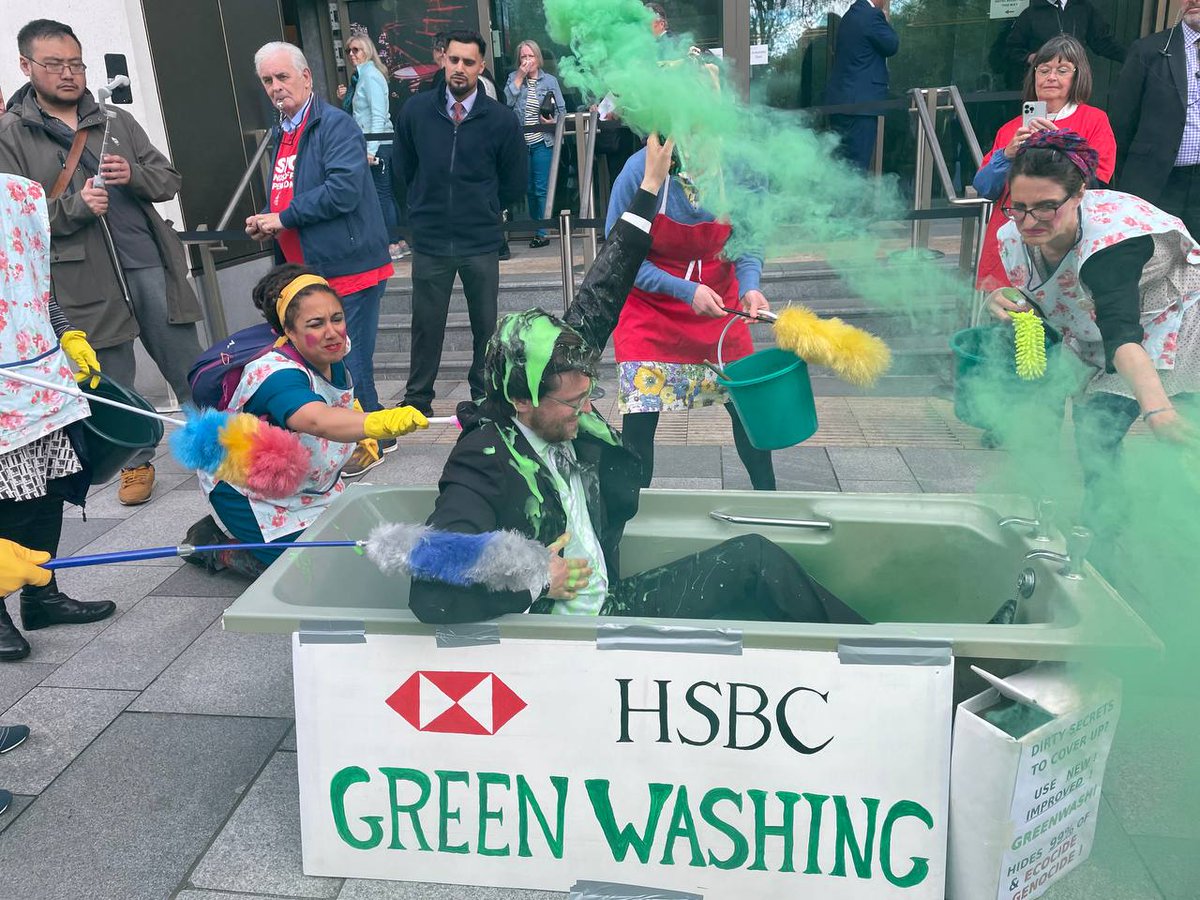 BREAKING: XR's Dirty Scrubbers in #Birmingham to help @HSBC_UK #greenwash their $12.9b profits. HSBC's 'green' bonds pay for oil rigs, pipelines, & deforestation. It's a dirty job ladies!  

✉️ Tell the #BankofEngland to wake up and stop #FossilBanks - bit.ly/3NEnp9U