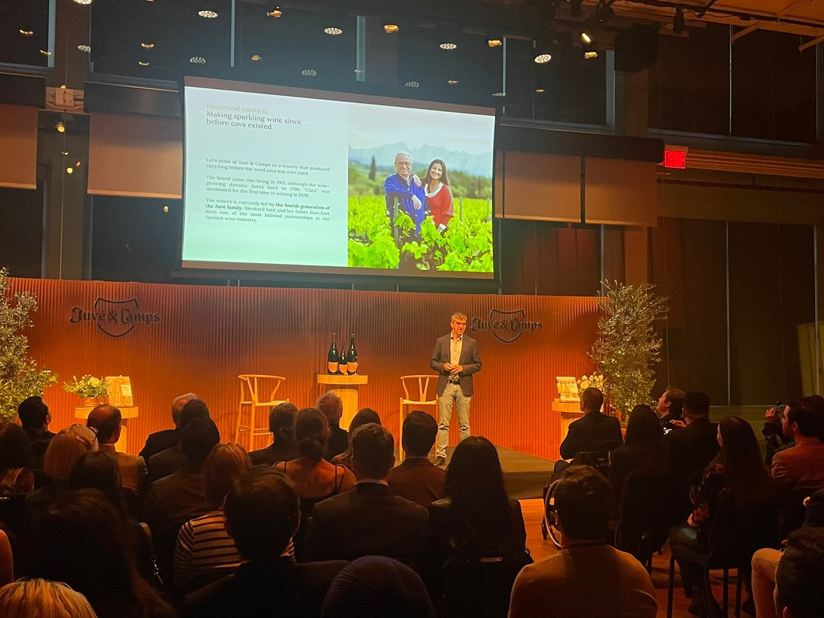 ferranadria's tweet photo. Muy felices por la presentación en Nueva York del proyecto Sapiens del Vino en inglés y muy agradecidos a Juvé &amp; Camps por hacerlo posible.
@juveycamps #elBullifoundation #Bullipedia #SapiensdelVino #JuveAndBullipedia #elBullistore https://t.co/1MlrSSNX5R