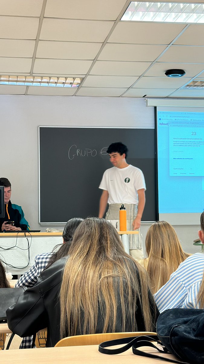 Maria_av02's tweet photo. ¿Que no hay alcohol? 
#ucmtecnologia https://t.co/93VRgu0AYU