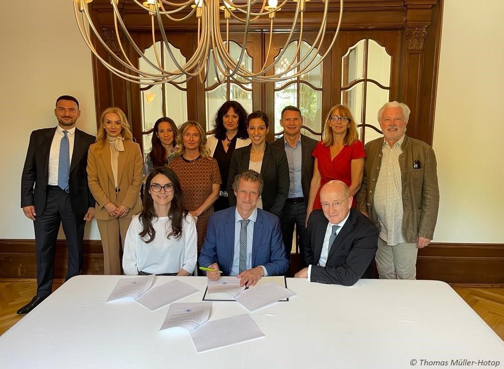 njemacko_vlp's tweet photo. 🏫👩‍🏫🇩🇪 Savezna vlada podupire proširenje i obnovu Njemačke međunarodne škole u Zagrebu #DISZ s 5,6 milijuna eura. Prvo će se izgraditi sportski kompleks i suvremena knjižnica, zatim slijedi preuređenje zgrade. https://t.co/o0ruAXCijm