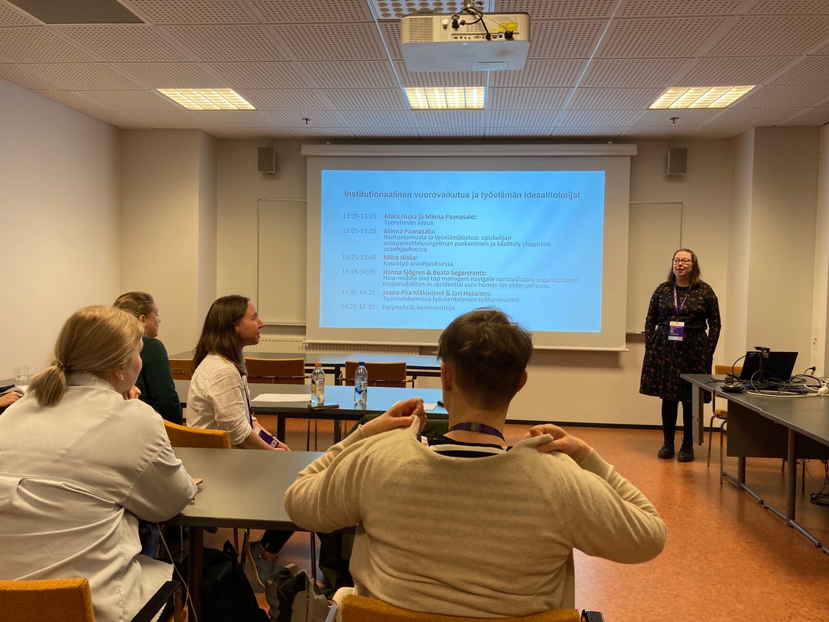<a href="/MiiraNiska/">Miira Niska</a> aloittelemassa työelämän ideaalitoimijoita käsittelevää työryhmää <a href="/SoPsyPaivat/">The Annual Finnish Social Psychology Conference</a> #SoPsyDays23