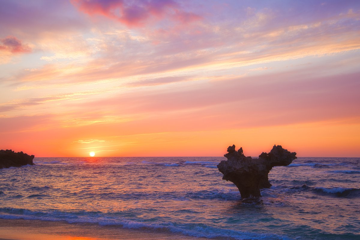 FieldScientist's tweet image. On Kouri Island in Okinawa Prefecture (accessible by car via a bridge from the main island), there is a rock called Heart Rock. It is also a sunset spot. 

#eosr5 #Rf24105 #Canon #sunset #kouriisland #Japan #okinawa #photography