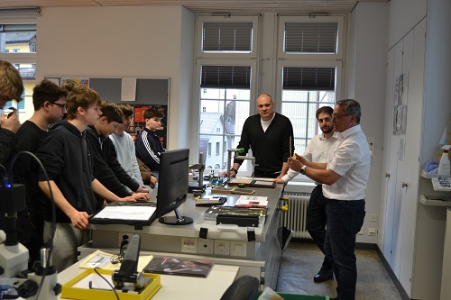 𝗠𝗲𝘀𝘀𝗲𝗻 𝗵𝗲𝗶𝘀𝘀𝘁 𝘃𝗲𝗿𝗴𝗹𝗲𝗶𝗰𝗵𝗲𝗻

Präzision ist entscheidend für die #Produktentwicklung in der Arbeitswelt. Unsere Fachexperten haben wichtige Kenntnisse im Bereich #Messtechnik an der #Berufsschule #Rapperswil vermittelt.

Weiterlesen: bit.ly/44w1YxD