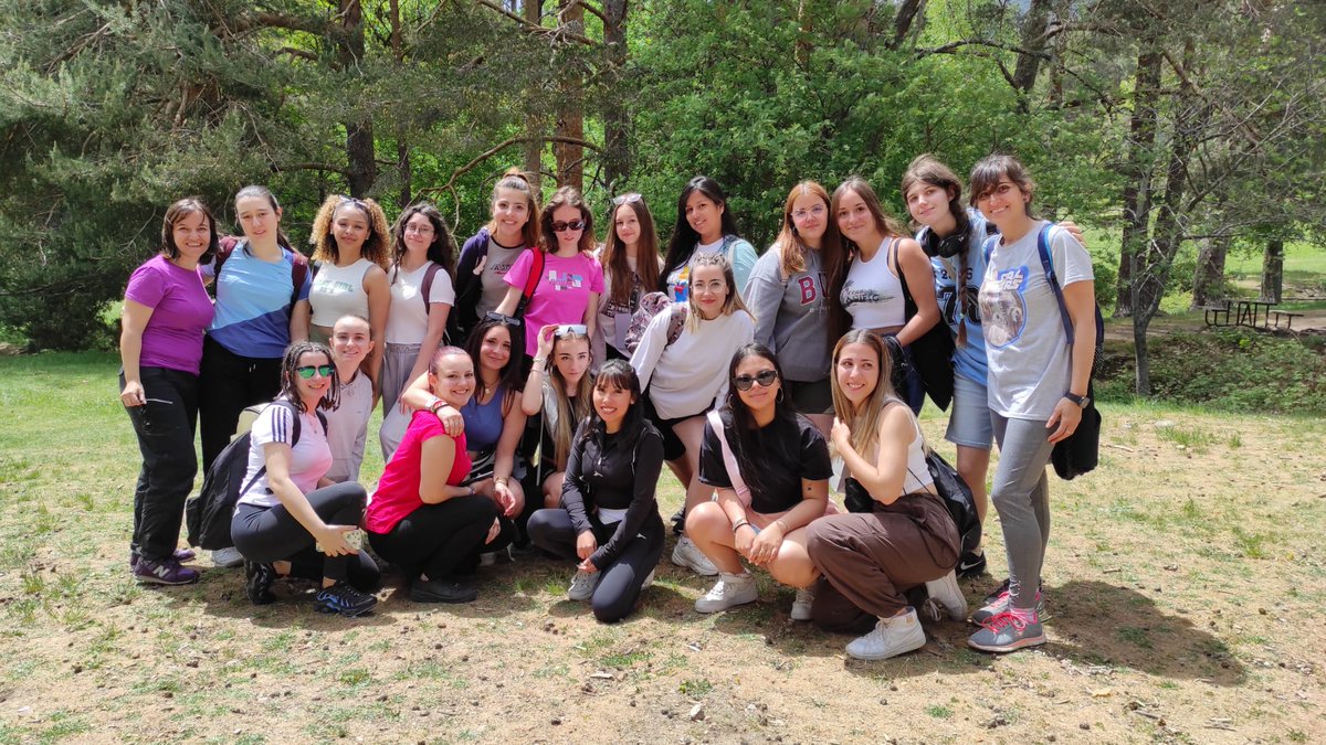 salesianosdosa's tweet photo. Toda la FP del colegio han estado disfrutando de sol, buen clima y sobre todo de un ambiente extraordinario en medio de un sinfín de anécdotas desde la misma llegada hasta el final. Estos son los días con ADN Domingo Savio.
#AbrimosCaminos #FPfuturo #DomingoSavio https://t.co/LyCkuByB4R