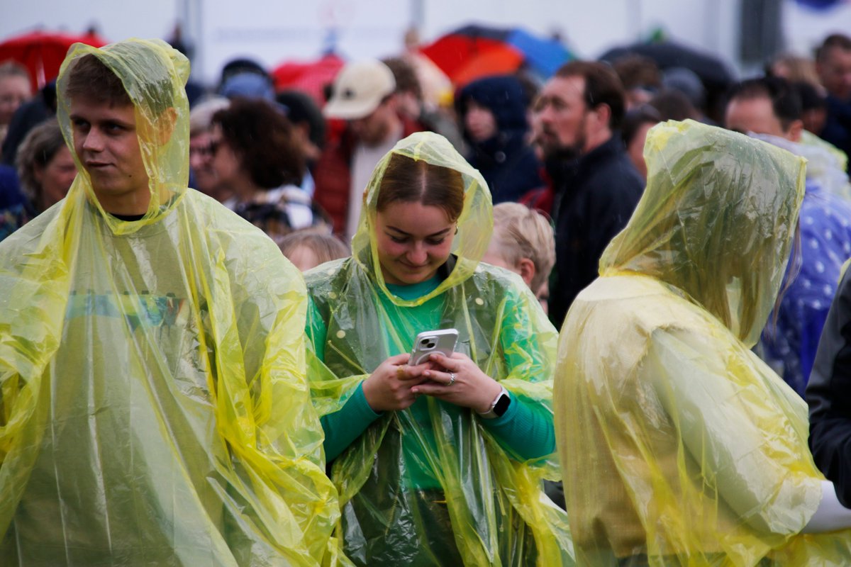 ZwolleNu_nieuws's tweet photo. Mark Rutte opent het Bevrijdingsfestival in Zwolle en zegt: 'Ik heb gebeld, het blijft droog'.

Dan weet je het al wel natuurlijk :-)

Foto's: Frank van Hienen.

#zwolle #bevrijdingsfestival #bfo #Bevrijdingsdag2023 https://t.co/hAVqHWl8xq