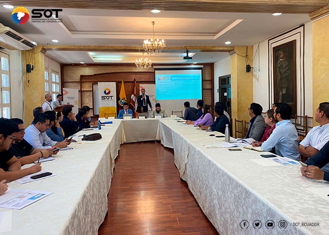 sot_ecuador's tweet photo. #Capacitación | En el marco del taller organizado por
@GoberManabi y @PlanificacionEc, la #Zonal4 socializó a las autoridades electas de los GAD de #Manabí, sobre actualización y registro de los instrumentos de ordenamiento territorial, en la plataforma #IPSOT 2.0 de #SOTEcuador https://t.co/V7eaiydkaW