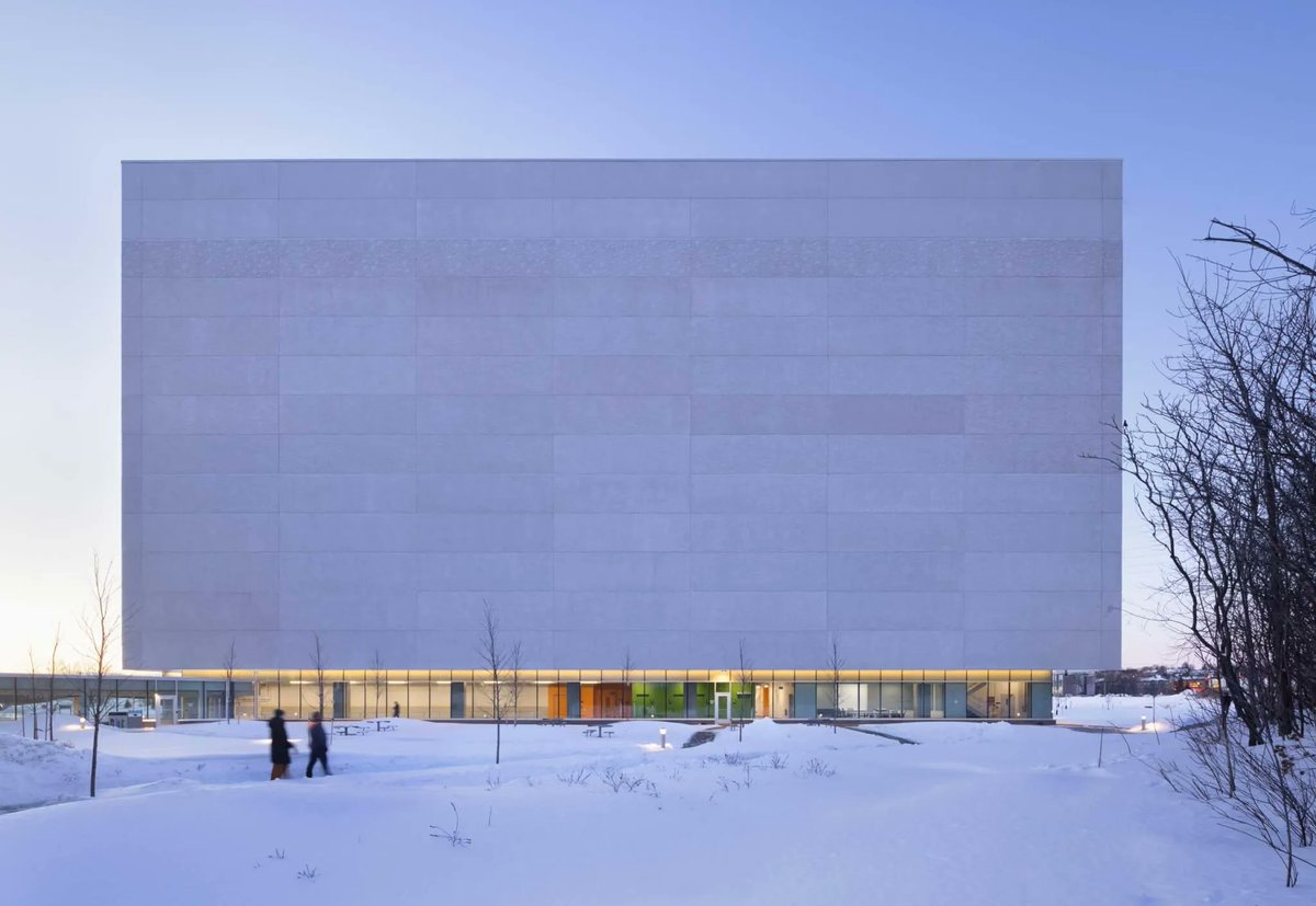 BHarchitects's tweet photo. The Library and Archives Canada is a new archival facility and library that was unveiled in Gatineau, Quebec at the end of last year. It's the first net-zero carbon archival facility in the Americas and features a facade composed of precast concrete panels https://t.co/QQPaaGayEm https://t.co/4QYHdLXblb