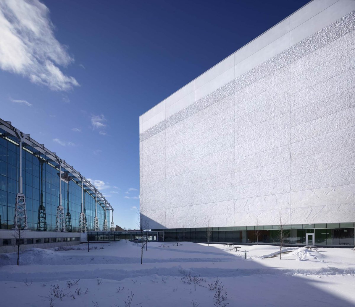 BHarchitects's tweet photo. The Library and Archives Canada is a new archival facility and library that was unveiled in Gatineau, Quebec at the end of last year. It's the first net-zero carbon archival facility in the Americas and features a facade composed of precast concrete panels https://t.co/QQPaaGayEm https://t.co/4QYHdLXblb