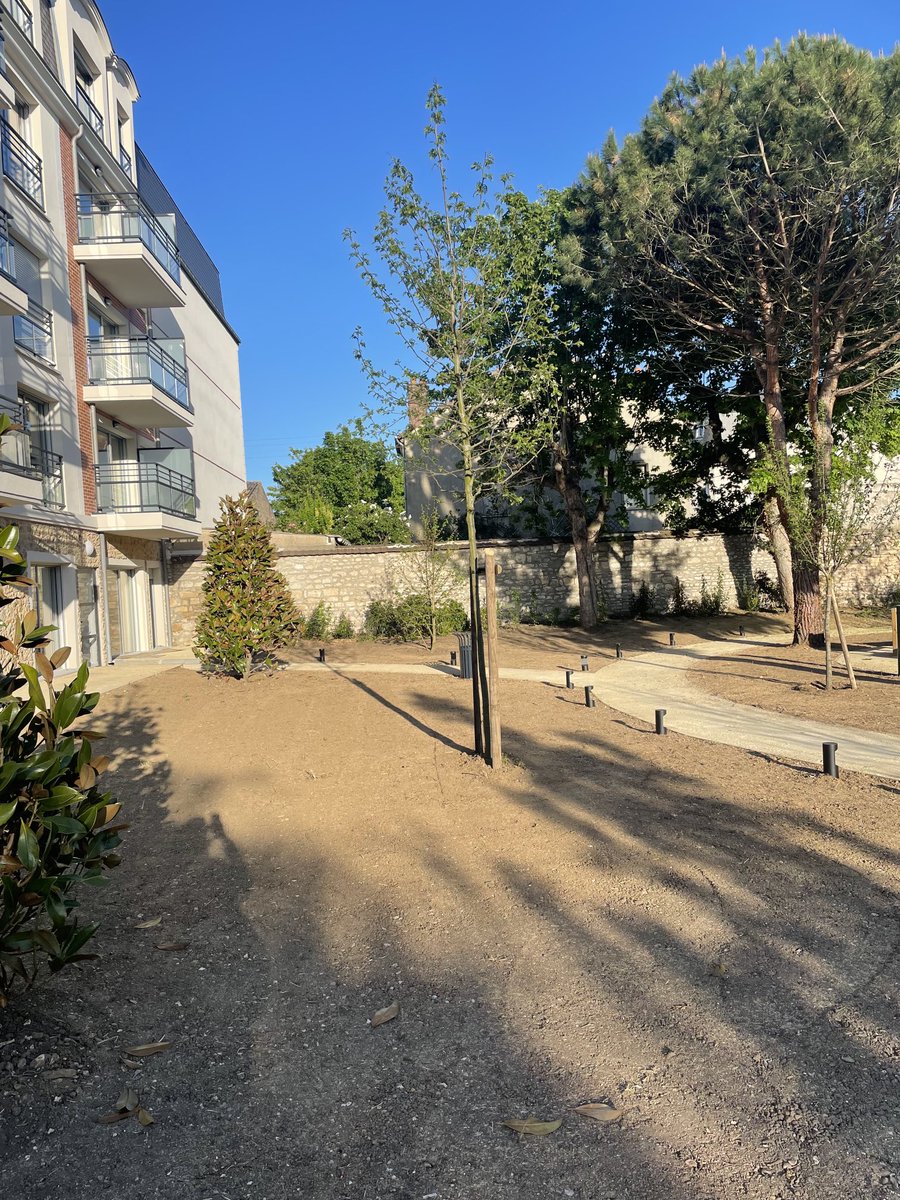 Tic tac tic tac … la résidence ⁦<a href="/SenMantes78/">Senioriales de Mantes - Gassicourt</a>⁩ se métamorphose chaque jour pour l’ouverture prochaine. Un jardin bien dessiné et un salon club cosy pour nos futures animations. Hâte d’accueillir bientôt nos premiers résidents ⁦<a href="/senioriales/">Senioriales</a>⁩ #seniors #manteslajolie