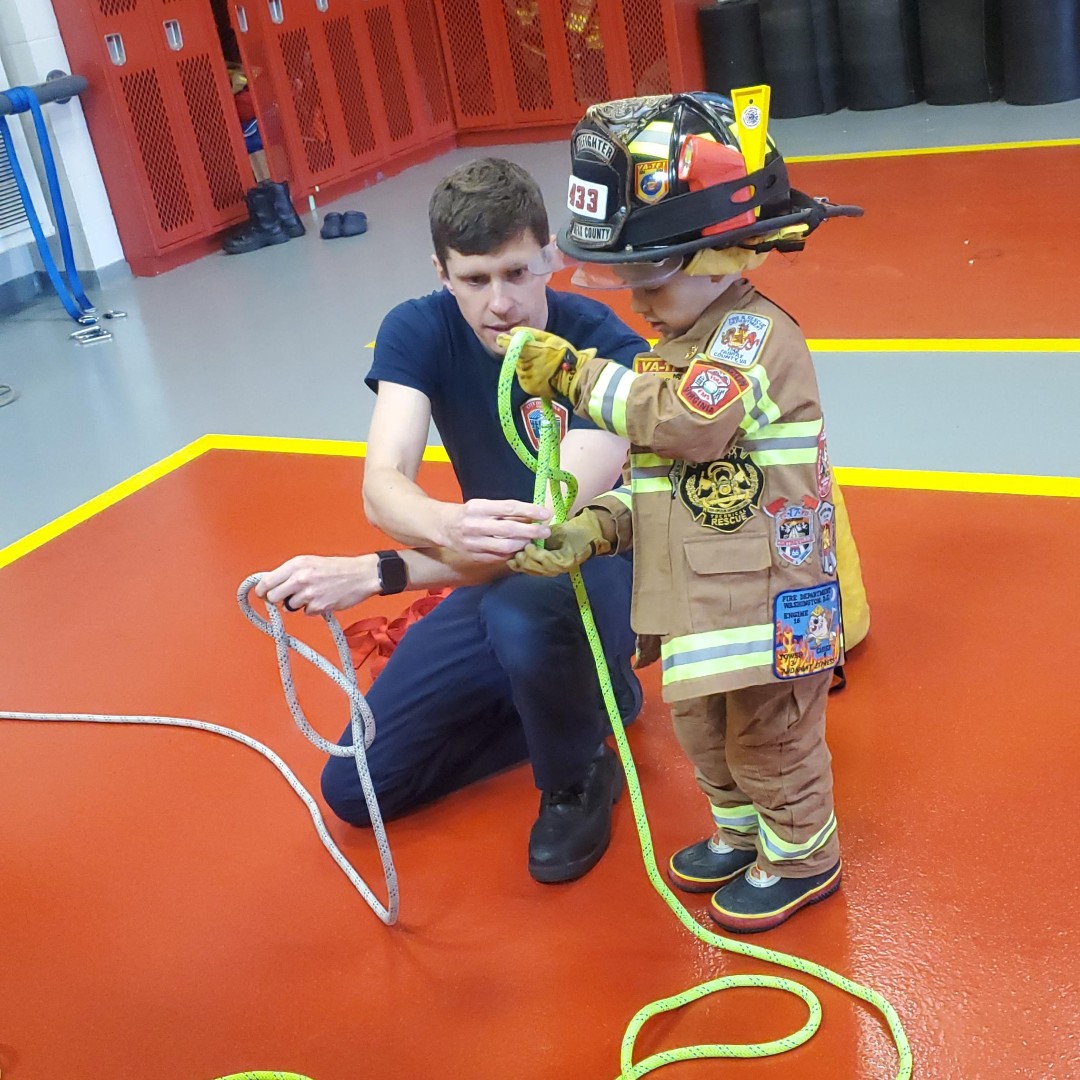 CityofFairfaxFD's tweet photo. #JuniorFirefighter is back and perfecting his knot skills! Knots are a fundamental aspect to rope rescue, providing attachment from the rope to anchor points, rescuers, and victims. #Knotter #CFFD @CityofFairfaxVA https://t.co/7gU9KpdjpU