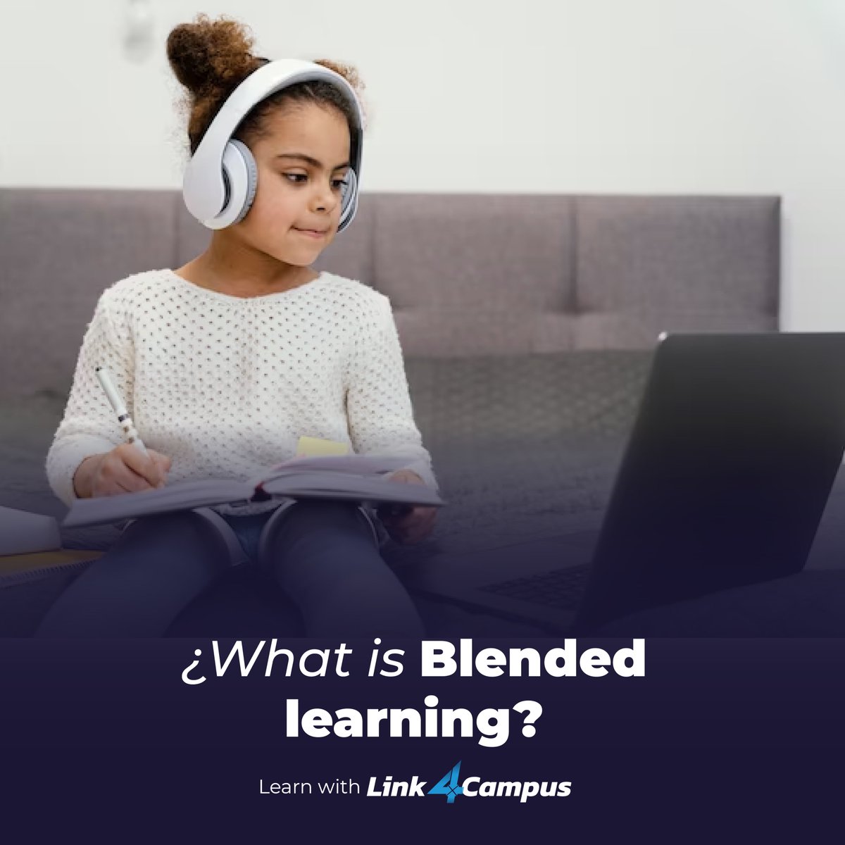 🤓 Blended learning 📝 : A hybrid approach to education that combines traditional classroom instruction with online learning activities and resources.