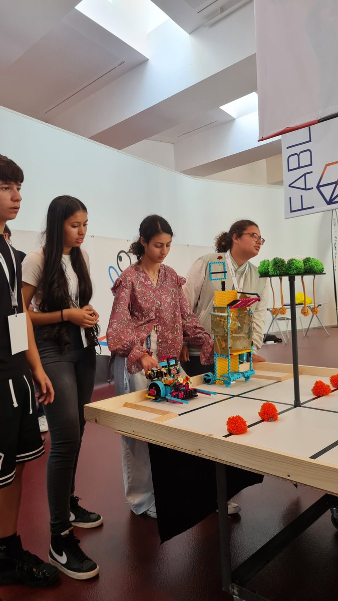 Les noies també participen al Campionat de Robòtoca de Catalunya💪👩‍🏫
Les nenes d'avui són científiques, matemàtiques i enginyeres del demà. La tecnologia i la ciència necessiten de tot el talent.
👧👏
Aquest és el compromís de la ROBOCAT #NoiesROBOCAT