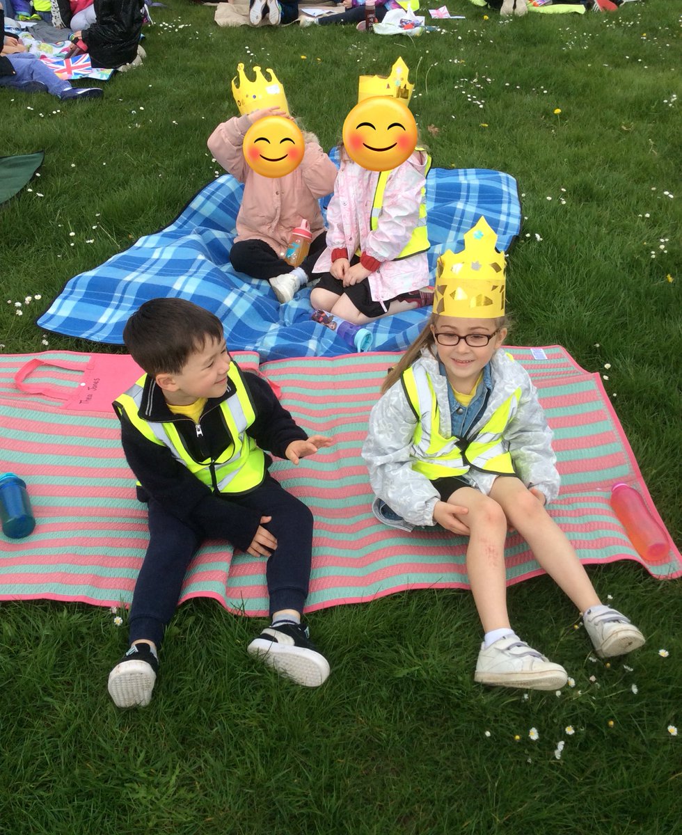 SPMVElm's tweet photo. 🤴We had a fantastic time celebrating the kings coronation with the whole of Somers Park! The cakes were yummy too! Thank you FOSP 🤴 https://t.co/hT0CPNnqlR