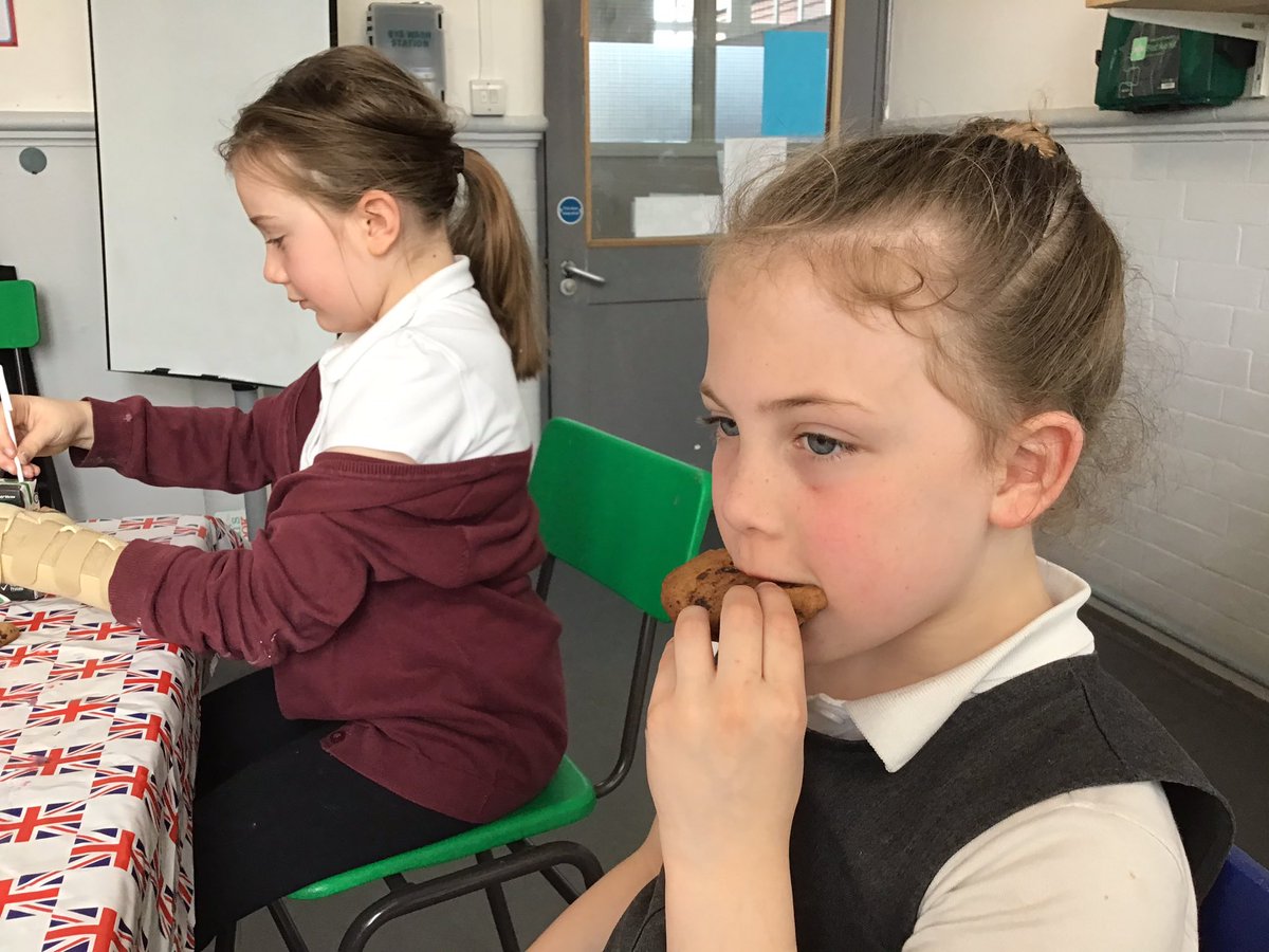 Y5RDPS's tweet photo. We made some wonderful coronation cakes and cookies today in @Y6RDPS @Y5RDPS @Y4RDPS @Y3RDPS 🇬🇧🇬🇧🇬🇧 @RoyalFamily congratulations! https://t.co/Vlqf4QJVjM