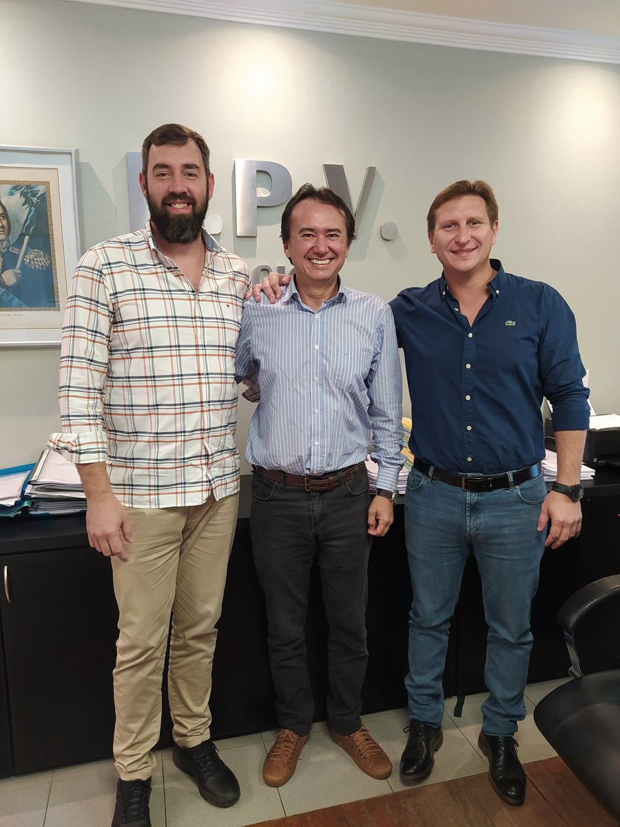 KovalskiHu's tweet photo. Muy fructífera reunión de trabajo con autoridades de @VialidadMnes, con el Presidente @ing_sebamacias y el Ingeniero en Jefe #FernandoPires. Por más obras Viales para #Eldorado 💪💪 https://t.co/4jmko7w7l4