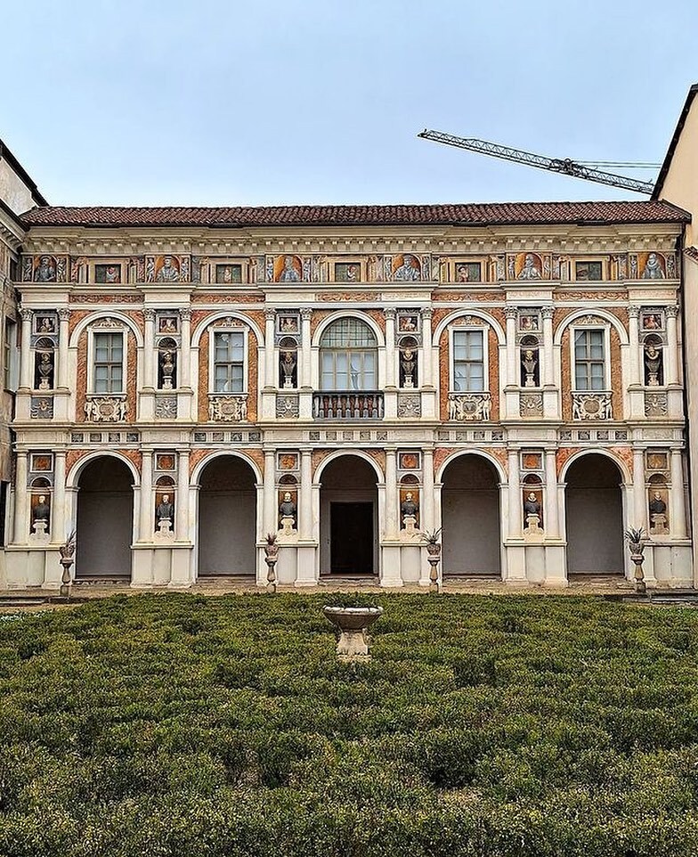📍Palazzo Muratori Cravetta

Ci troviamo a Savigliano, lungo la Contrada Jerusalem, anticamente nominata Contrada dipinta, per le numerose facciate affrescate. 

Costruito verso la fine del XVI secolo, l'edificio assunse la forma attuale quando Giovanni Francesco I Cravetta, …