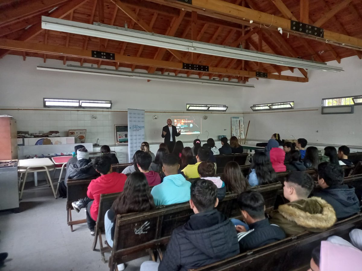 GroomingHCD's tweet photo. Charla de Prevención de Grooming en Tigre
@Leangalletti @Mama_en_linea @GloriaZingoni 
#FRENEMOSELGROOMING https://t.co/7HWHbiTkyg