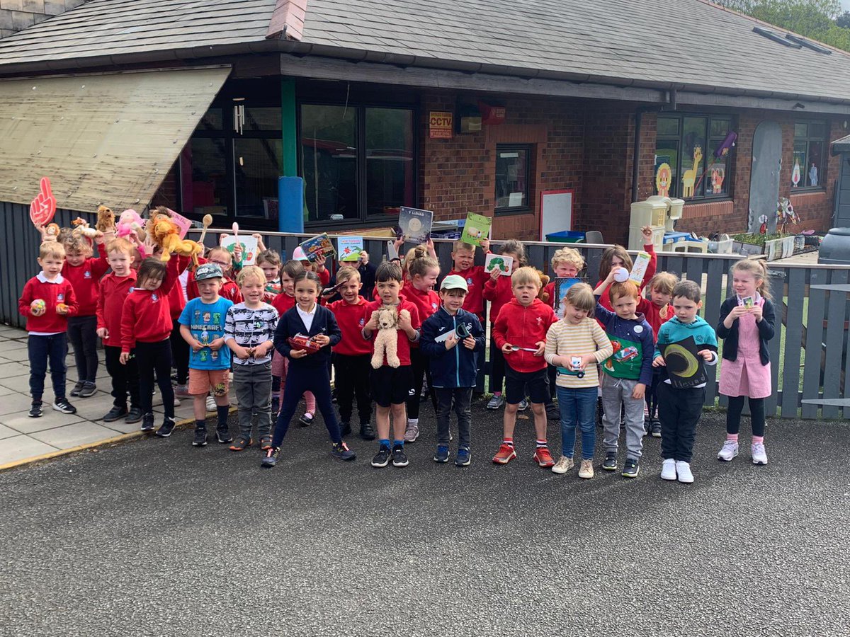 YsgolGymraegD's tweet photo. #llyfr #llew #llwy #llygoden #llaeth #llif #lleuad #llaw #Lleucu #Llinos #llong 👏🏼 da iawn chi! https://t.co/4YVgPaAnvq