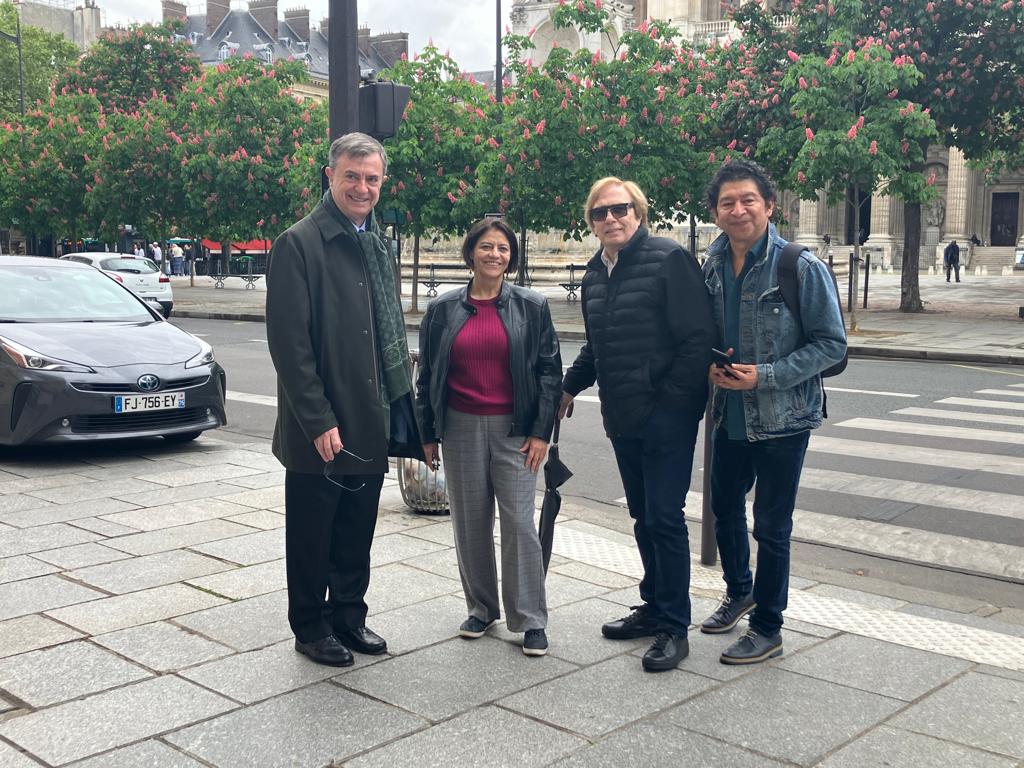 Visite en compagnie du maire <a href="/jp_lecoq/">Jean-Pierre Lecoq</a>, du promoteur culturel Nicolás Jiménez et de l'homme d'affaires François Douche des sites proposés par la <a href="/mairie6paris/">Mairie du 6ᵉ</a> pour exposer les œuvres du muraliste Juan Manuel Martínez, qui utilise des alebrijes sculptés comme support de création.