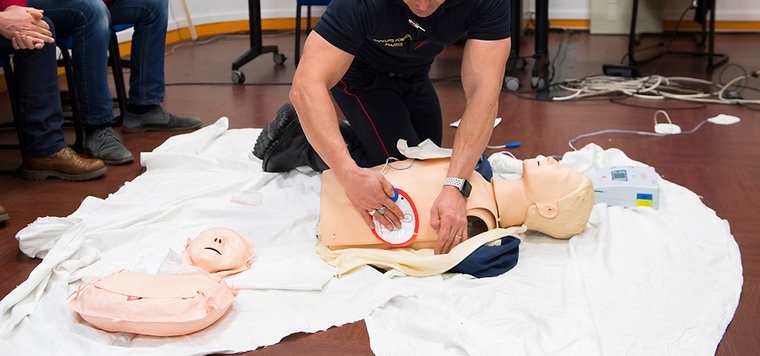 CelineMartaud's tweet photo. La #gare de @villedenancy sensibilise avec l'asso @GlobalHeartWatch aux gestes qui sauvent ! Apprenons à reconnaître un arrêt cardiaque, à faire un massage cardiaque et à utiliser un défibrillateur.
🗓️09/05 13h30 à 18h00
🗓️10/05  8h30 à 11h30
#prevention 
@regiongrandest @ccsucy https://t.co/CAE496oiKm