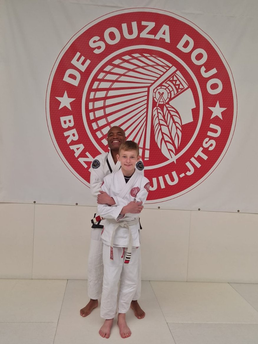 Last week Cameron in Y7 was selected to join a Jiu Jitsu seminar hosted by a former UFC World Champion. Andersen Silva is the longest serving World Champion and is regarded as one of the best mixed martial artists ever!
A fantastic opportunity - well done Cameron!
#AVBProud