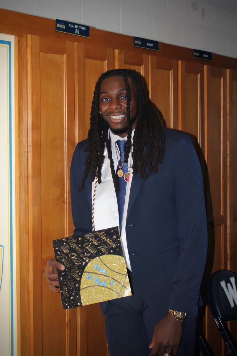_dreadheadfoe's tweet photo. “Always beat the odds, never let the odds beat you”👨🏾🎓 momma we made it❤️ #25out https://t.co/LNQvrsoOLH