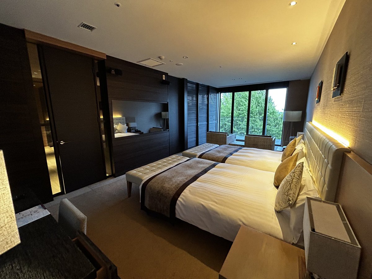 nkjmr_'s tweet photo. 親父いつオーナーなったんだよ…おれ怖いよ…このホテルの部屋広すぎんよ…

そしてオーナー用ラウンジも豪華すぎんよ… https://t.co/FAZX5hF4zt