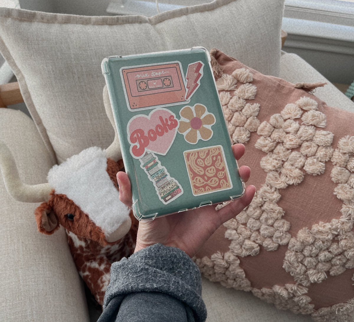 cedarsprig_'s tweet photo. sorry i’ve been so mia, i’ve been obsessed with reading and can’t stop 🥹📖🫶🏻🌼💕 https://t.co/p7nOEDat4v