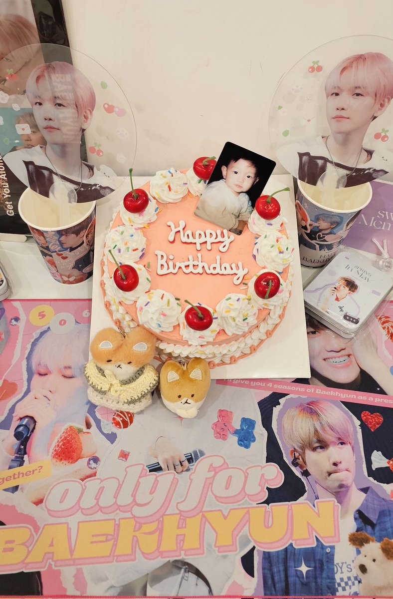 Lionii_Box's tweet photo. 오랜만에 생일카페 나들이'ㅅ' 큥매거진님이 진행하시는 미닝더갤러리 다녀왔어요!  액자도 많이 걸려있어서 미니 전시회 같은 느낌.. 전시회 너무 그리움 (｡•́︿•̀｡) 
카페 너무 예쁘게 꾸며져있어서 마감시간에 간게 너무 아쉬울정도였어요

#May6th_BH #백현 #BAEKHYUN https://t.co/HzvCjp92eG