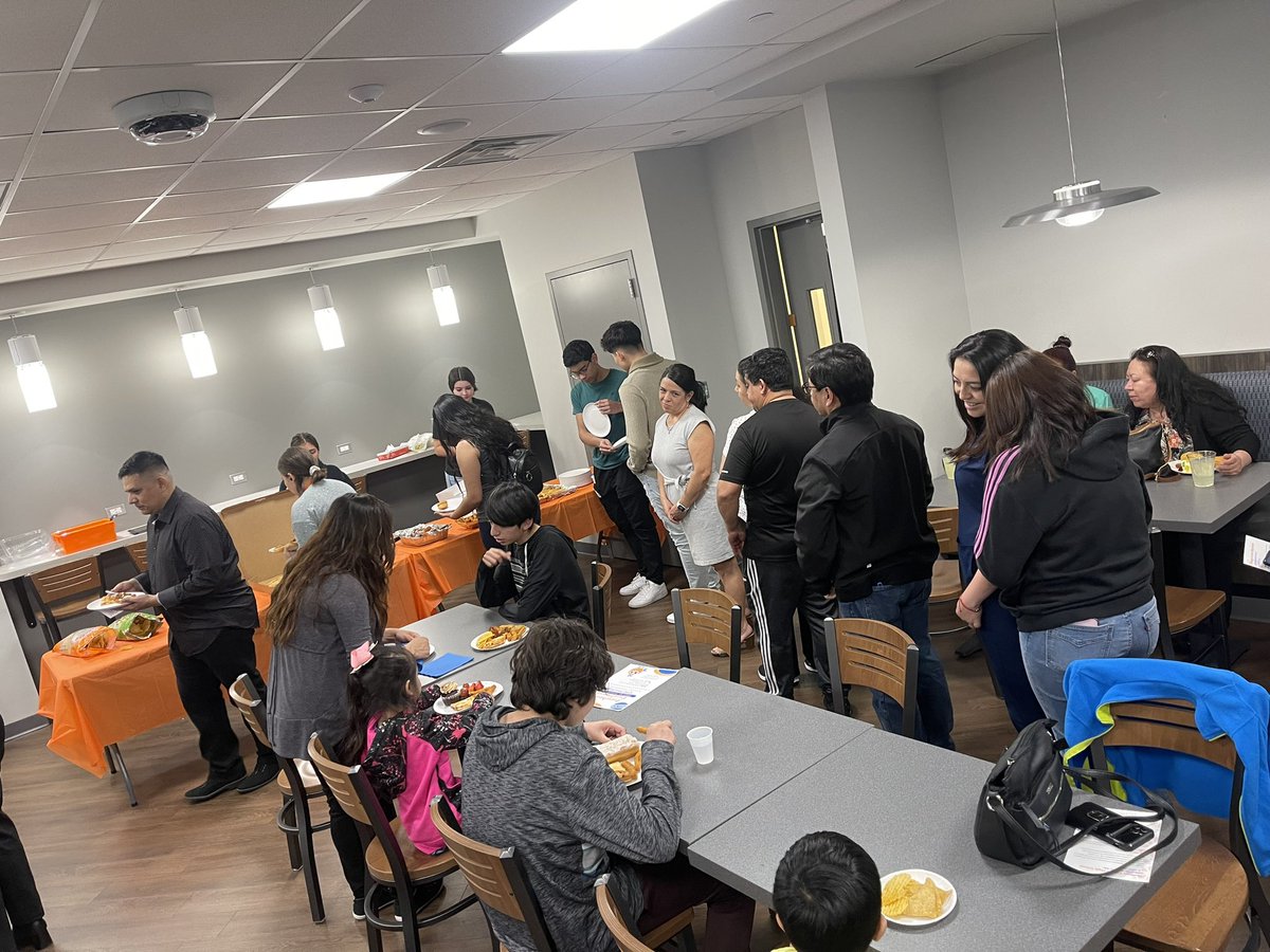 What at awesome way to celebrate the end of the school year with our latino parents at @HEHSHawks! Food, student performances and info from our Career Advisor, Sheila Cheripka for summer opportunities at HEHS and the community. ¡Gracias! #HEHSLatinoParentMeetings <a href="/HSDistrict211/">District 211</a>